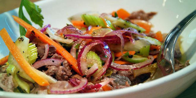 Asiatischer Rindfleisch Salat Mit Gerosteten Erdnussen Und Koriander Gesunderezepte Me